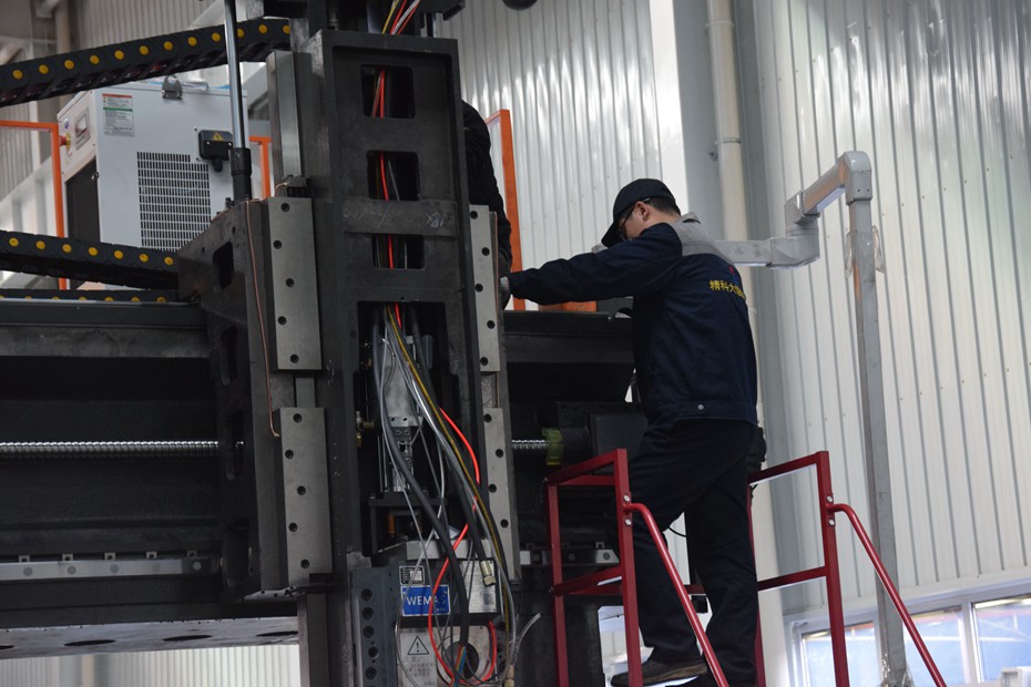 正在安裝中的龍門(mén)加工中心.jpg 正在安裝中的龍門(mén)加工中心.jpg